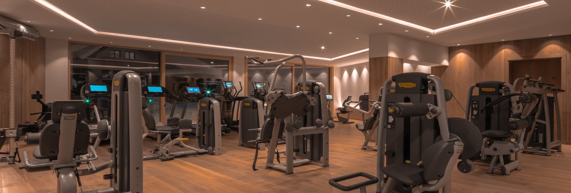 hochwertige TechnoGym Geräte im Fitness Studio des DAS EDELWEISS